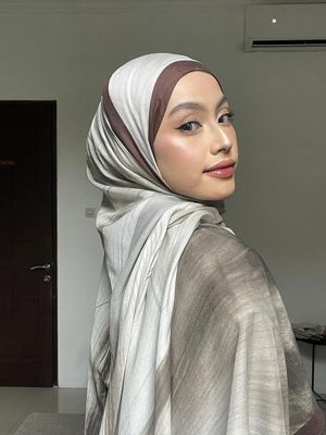 rekomendasi pashmina motif, pashmina motif, pashmina motif brand lokal, rekomendasi pashmina brand lokal, rekomendasi pashmina motif brand lokal, 5 Rekomendasi Hijab Pashmina Motif Brand Lokal, dari Floral hingga Watercolor, 1. Seradia (@seradia.id), 2. Its Friday (@itsfridaydaily), 3. Parte (@parte.co), 4. Leu (@leu__official), 5. Pelangi Asmara (@pelangiasmara.id)