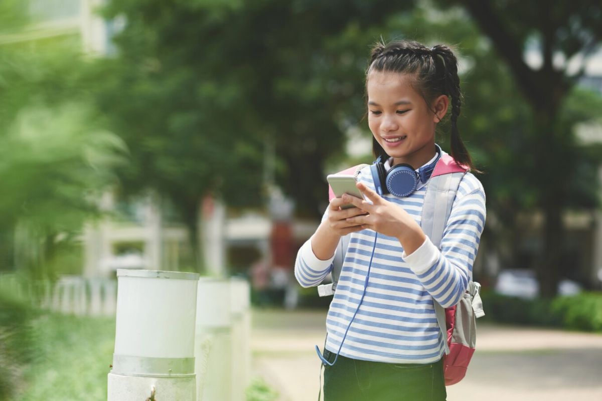 Larangan membawa hp ke sekolah, larangan bawa hp di sekolah bekasi, pengaruh hp untuk anak, dampak positif larang anak bawa HP ke sekolah, Larangan Bawa HP ke Sekolah untuk SD-SMP di Bekasi, Psikolog Ungkap Dampak Positifnya
