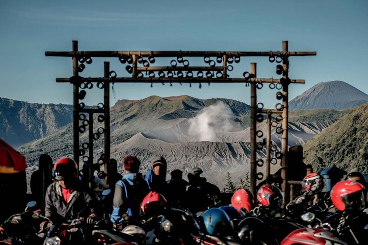 wisata gunung bromo, itinerary bromo seharian, explore bromo jawa timur, liburan ke bromo, Itinerary Seharian di Bromo Jawa Timur, dari Sunrise hingga Sunset, Menikmati Sunrise di Bukit Penanjakan – 02.00–06.00 WIB, Explore Pasir Berbisik Menggunakan Jeep – 06.00–08.00 WIB, Kawah Bromo dan Pura Luhur Poten – 08.00–11.00 WIB, Makan Siang di Kawasan Bromo – 11.00–13.00 WIB, Savana Teletubbies – 13.00–16.00 WIB, Kembali ke Hotel – 16.00–17.00 WIB, Menikmati Sunset di Bukit Penanjakan (Opsional) – 17.00–18.00 WIB