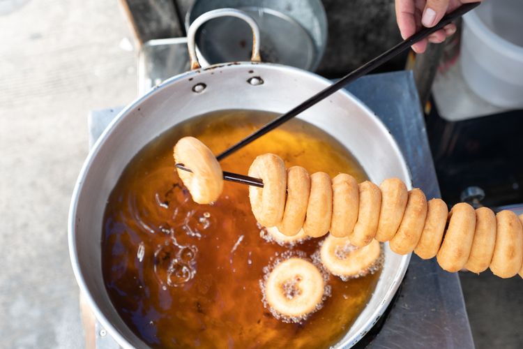 cara membuat donat kampung, donat empuk mengembang, resep donat tanpa minyak, roti jadul enak, tips donat tidak berminyak, Cara Membuat Donat Kampung Empuk dan Mengembang, Digoreng Tanpa Minyak, Bahan Donat Kampung, Cara Membuat Donat Kampung, Rahasia Donat Mengembang dan Tidak Bantat, Proses Proofing yang Tidak Boleh Dipercepat, Perbedaan Mentega Putih vs Minyak Saat Menggoreng, Teknik Membalik Donat yang Tepat Saat Menggoreng