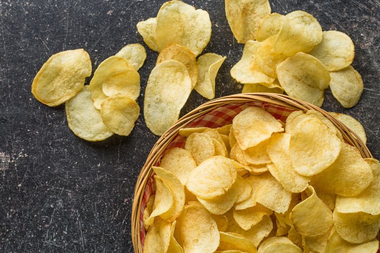 cara membuat keripik kentang, camilan kentang, resep keripik kentang renyah tanpa kapur sirih, resep membuat keripik kentang renyah dan tahan lama, Resep Keripik Kentang Renyah Tanpa Kapur Sirih, Hanya 3 Bahan, Iris Kentang Tipis dan Rata, Rendam Kentang dalam Air Garam, Bilas dan Tiriskan Hingga Kering, Goreng dalam Minyak Panas, Bumbui Sesuai Selera
