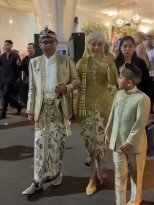 Maula Akbar Mulyadi, Putri Karlina, anak dedi mulyadi menikah, Maula Akbar Mulyadi menikah, Pernikahan anak Dedi Mulyadi, maula akbar anak dedy mulyadi, maula akbar mulyadi, anak dedy mulyadi menikah, anak dedy mulyadi nikahi wabup garut, anak dedi mulyadi, 7 Detail Outfit Maula Akbar Anak Dedi Mulyadi dan Putri Karlina, Nuansa Lime, 1. Siger modern bertabur kilau, 2. Untaian melati, 3. Kebaya lime full payet, 4. Beskap warna champagne, 5. Selop payet, 6. Totopong, 7. Makeup fresh