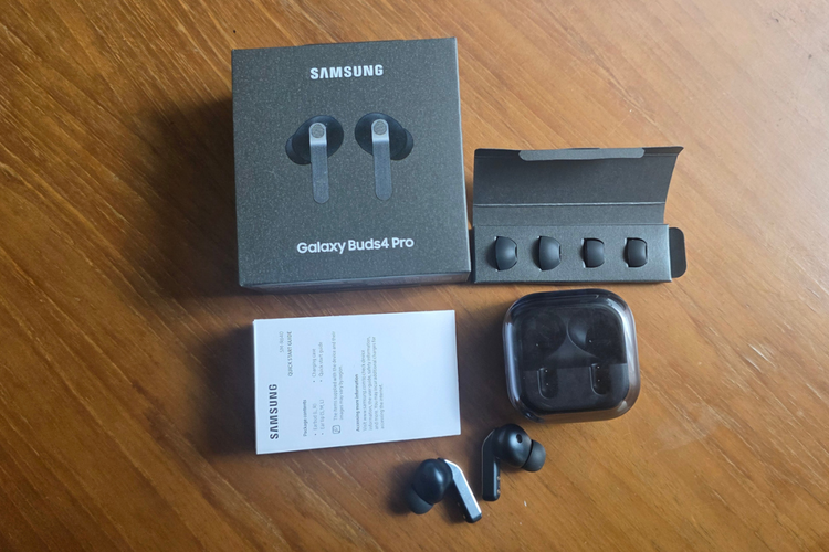 Samsung, Galaxy Buds 4 Pro, earbuds, Saya Tak Selalu Nyaman Pakai Earbuds, Tapi Galaxy Buds 4 Pro Beri Pengalaman Berbeda..., Nyaman dipakai berjam-jam, ANC lebih kedap, tapi tidak "menekan", Suara lebih halus, ringan, jelas, natural, Gestur responsif dan mudah dikontrol, Daya tahan baterai cukup lama, Kesimpulan
