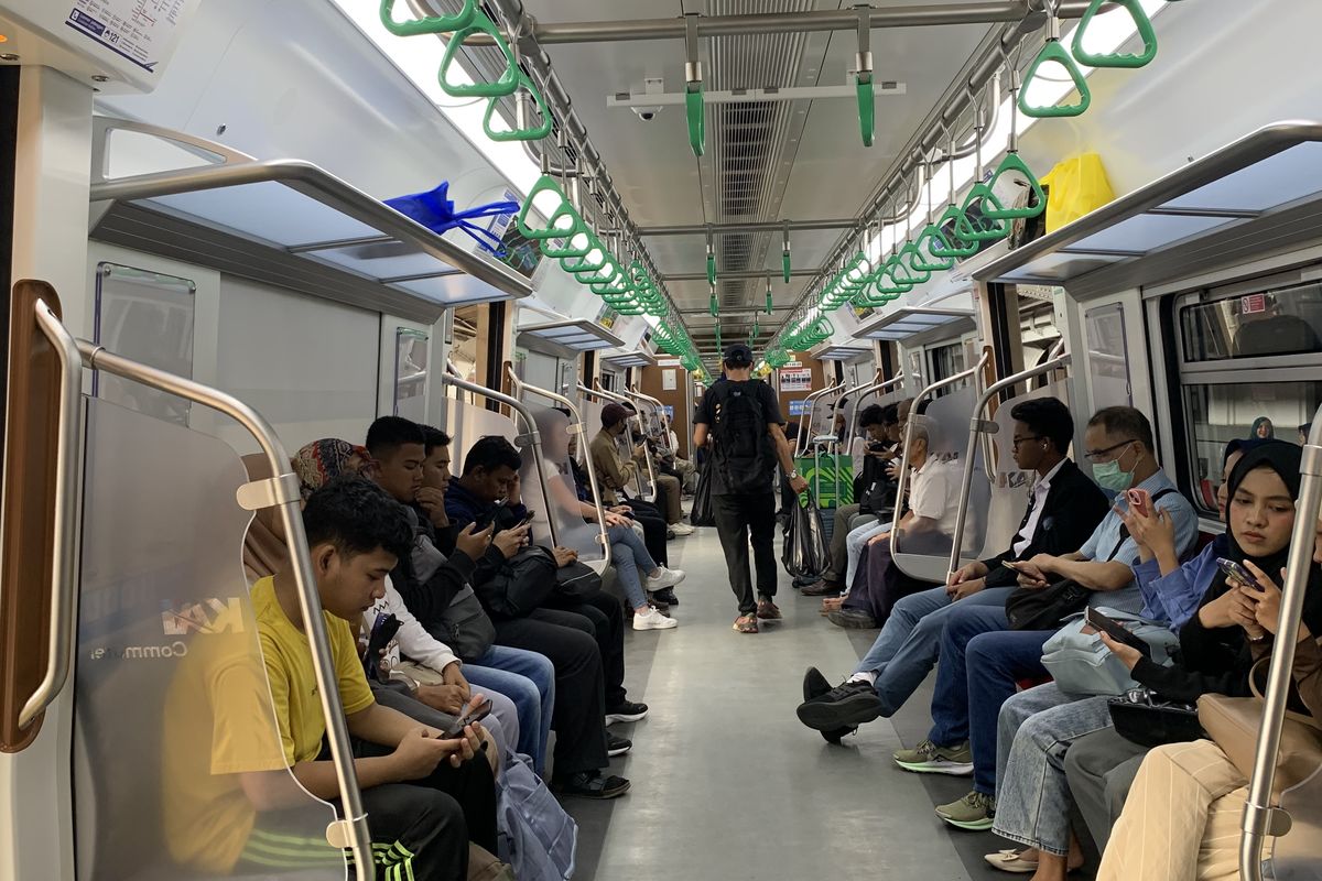 KRL baru, jadwal krl baru, rute krl baru 2025, rute krl lintas bogor, cara naik krl dari stasiun manggarai, Naik KRL Baru CLI-125 di Stasiun Manggarai, Tunggu di Jalur Mana?