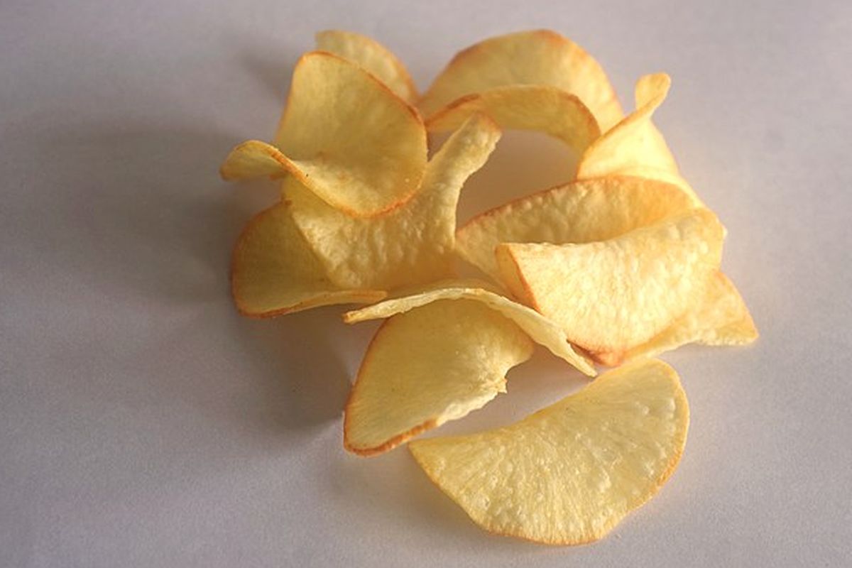 keripik singkong, camilan lebaran, Lebaran, Cara Bikin Keripik Singkong yang Renyah dan Tahan Lama untuk Camilan Lebaran, 1. Iris singkong tipis, 2. Rendam dalam air kapur sirih, 3. Goreng dengan minyak banyak, 4. Bumbui keripik singkong, 5. Simpan dengan benar
