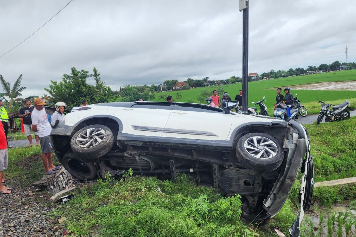 Toyota Rush, kereta api, Toyota rush, KA Batara Krena, ka batara kresna kecelakaan, ka batara kresna tabrak mobil, Toyota Rush Terpental Usai Tertabrak KA Batara Kresna: Peringatan untuk Pengendara di Pelintasan