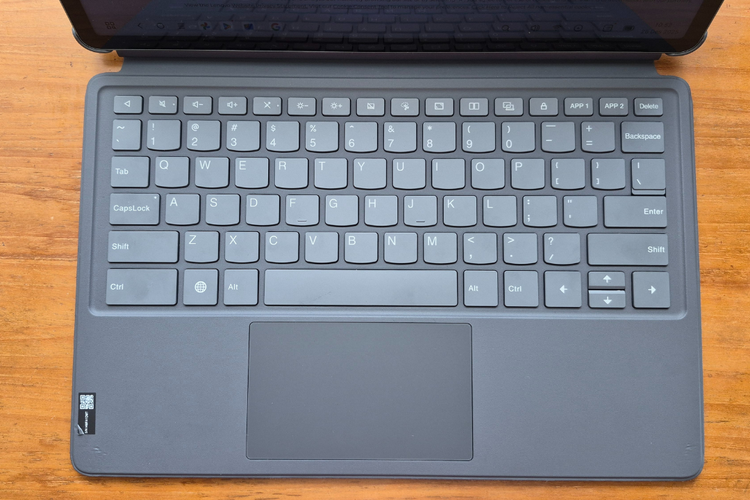 Moto Pad 60 Pro, Motorola, Menjajal Keyboard Pack Moto Pad 60 Pro: Bikin Tablet Serasa Laptop, Desain dan build quality, Tombol keyboard empuk, touchpad responsif, Fleksibel dan mudah dipasang, Makin produktif, tapi perangkat tambah berat