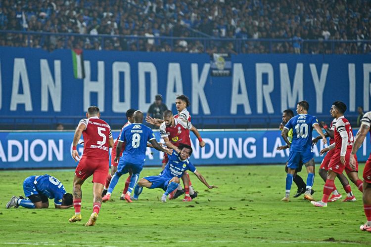 Persib, Liga 1 2024-2025, Persib Bandung, Barito Putera, Bojan Hodak, Hasil Liga 1, berita foto, Persib Bandung Vs Barito Putera, persib juara liga 1, hasil persib bandung vs barito putera, BERITA FOTO: Persib Tertahan di Pesta Juara, Ada Kontroversi dan Gol Bunuh Diri