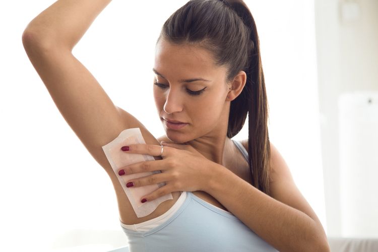 ketiak, bau ketiak, cara menghilangkan bau ketiak, skin barrier, ketiak bau, ketiak bau bawang, cara merawat ketiak, Cara agar tidak bau ketiak, ketiak bau saat berkeringat, cukur bulu ketiak, solusi agar ketiak tidak bau, 6 Cara Menghilangkan Bau Ketiak Menurut Dokter, Jaga Skin Barrier, 1. Cukupi cairan tubuh dan jaga kelembapan kulit, 2. Perhatikan makanan yang dikonsumsi, 3. Cara shaving yang aman agar kulit tidak iritasi, 4. Pilih bahan pakaian yang nyaman dan menyerap keringat, 5. Pilih deodoran yang melembapkan dan tidak mengiritasi kulit, 6. Jaga skin barrier agar ketiak tetap sehat