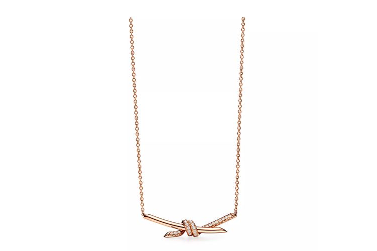 Kilau Mewah Perhiasan Alyssa Daguise saat Pengajian 7 Bulanan, Nuansa Rose Gold, 1. Pendant Rose Gold dengan Berlian, 2. Drop Earrings Rose Gold, 3. Double Row Ring Tiffany Knot, 4. T1 Narrow Diamond Hinged Bangle, 5. T1 Ring Rose Gold dengan Berlian