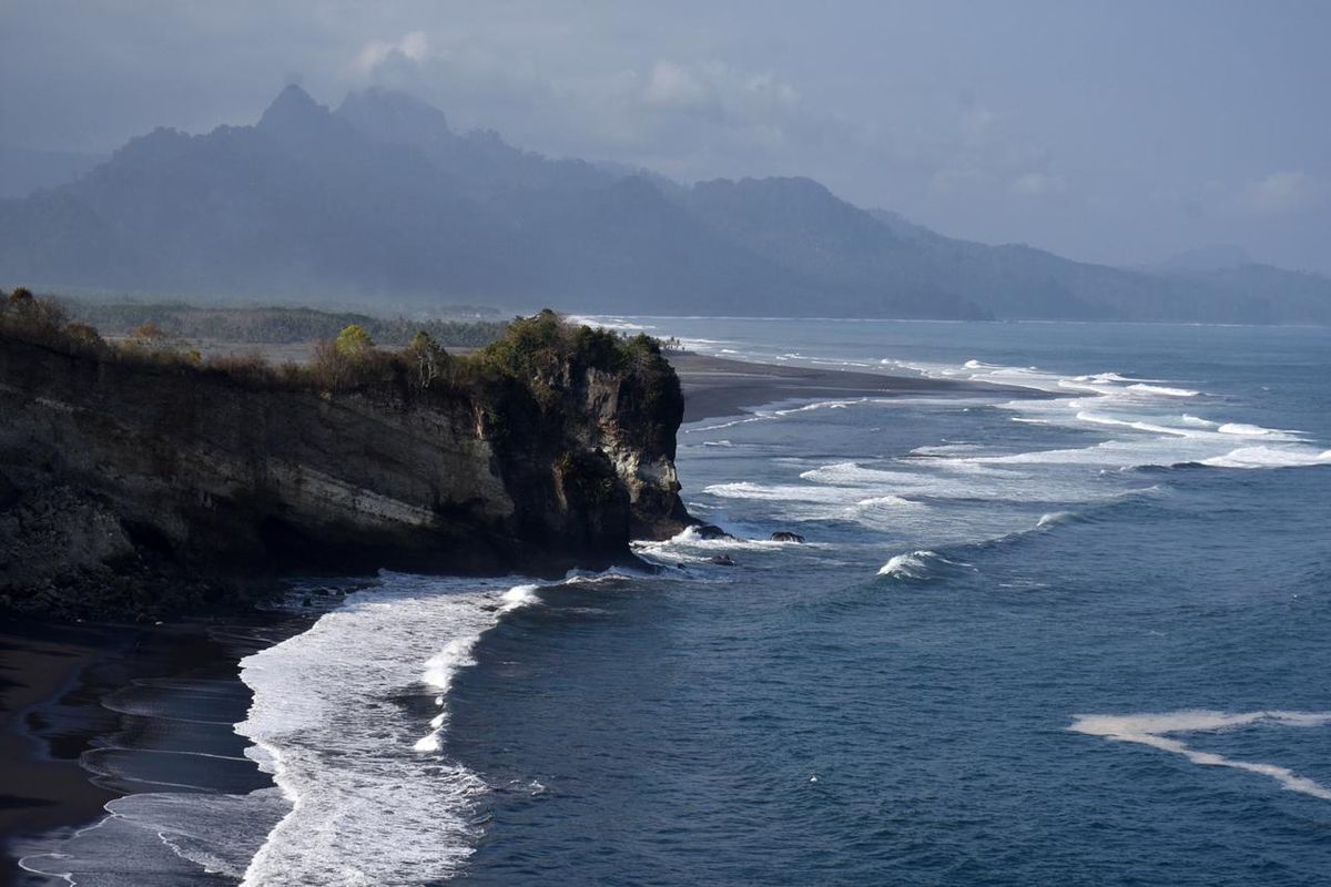 Surabaya, terseret ombak, Malang, Pantai modangan, Pantai Modangan di Malang, Liburan Karang Taruna Surabaya Berujung Petaka, 1 Tewas, 2 Hilang di Pantai Modangan Malang, Berawal dari Liburan Karang Taruna Simolawang, Satu Selamat, Satu Tewas, Dua Hilang, Proses Pencarian Terkendala Ombak Besar, Kabar Duka dari Surabaya, Ucapan Duka dari Karang Taruna Kota Surabaya