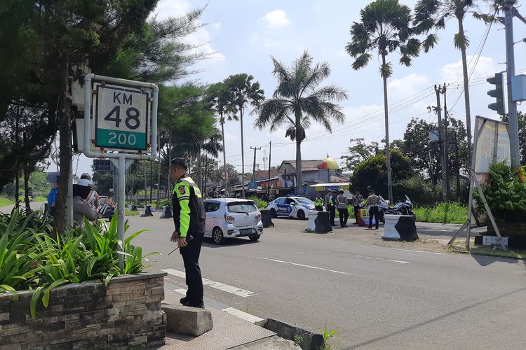 Puncak Bogor, kemacetan di puncak bogor, Atasi Kemacetan di puncak bogor, Atasi Biang Macet di Puncak, Pemkab Bogor Akan Lebarkan Jalan dan Tertibkan PKL