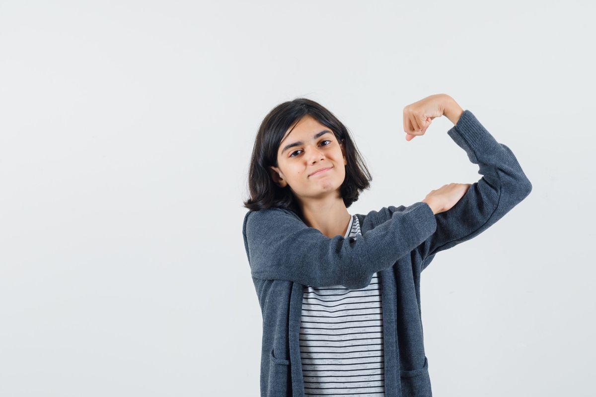 Jangan Hanya Ajarkan Patuh, Ini Cara Mendidik Anak Perempuan agar Tangguh, Anak perempuan tangguh bukan berarti selalu kuat, Empat ciri utama anak perempuan yang tangguh, Risiko jika anak hanya diajarkan patuh, Cara membangun percaya diri, Peran orangtua dalam membentuk kemandirian anak, Hindari terlalu cepat membantu anak, Tanda anak mulai kehilangan kepercayaan diri, Melatih anak berpendapat dan berani mengambil keputusan