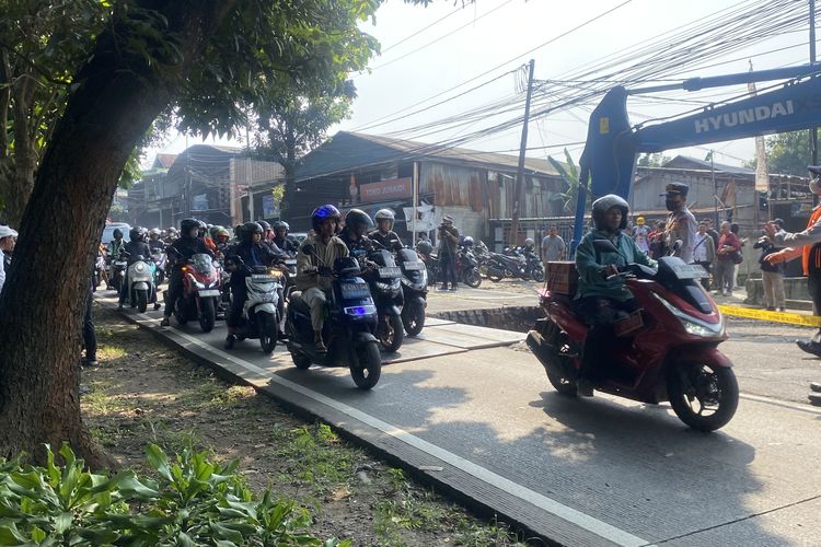 jalan ambles, Jalan Lenteng Agung Ambles Bikin Macet, Metode Zipper Jadi Solusi