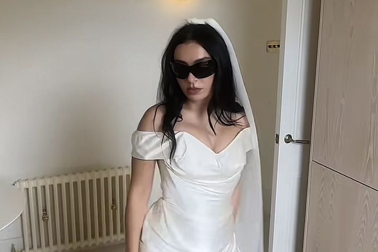 Charli XCX, The 1975, gaun pernikahan, charli xcx menikah, busana pernikahan charli xcx, gaun pengantin charli xcx, drummer the 1975, the 1975 drummer george daniel, Charli XCX Menikah dengan Drummer The 1975, Intip 2 Gaun Pernikahannya