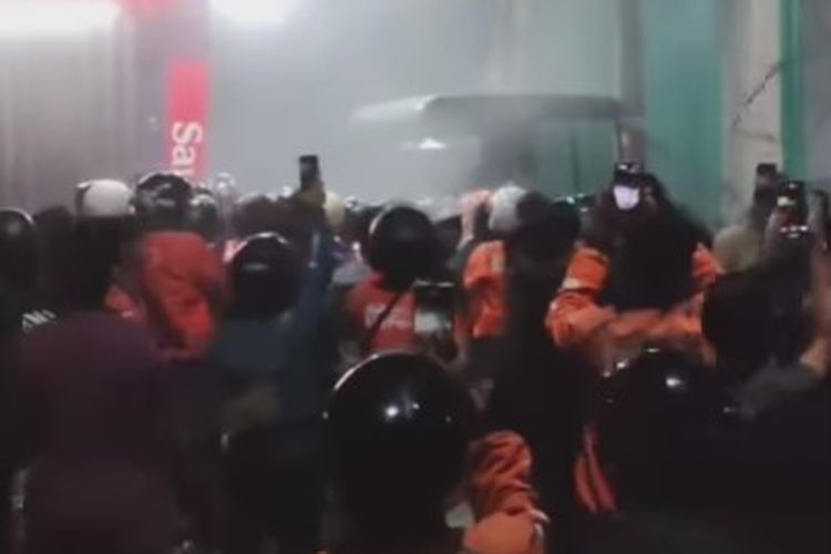 Sleman, ShopeeFood, Yogyakarta, insiden driver shopeefood dan pelanggan di sleman, pelanggan shopeefood jadi tersangka, driver shopeefood jadi tersangka, Cerita Ketua RT Soal Warganya yang Cekcok dengan Driver Online Gara-gara Pesanan Kopi Telat 8 Menit, Perselisihan Bermula dari Pesanan Kopi yang Terlambat, Aksi Massa Driver Online Ricuh, Fasilitas Rumah Rusak, Warga Terganggu, ShopeeFood Bantah Keterlambatan Berjam-jam, “Mas-mas Pelayaran” Ditetapkan sebagai Tersangka