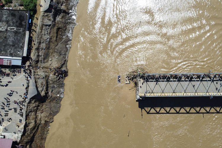 Jembatan Kutablang, jembatan putus, banjir bandang Aceh, berita Aceh, tanah longsor aceh, info aceh, jembatan kutablang, jembatan kutablang bireuen, berita aceh hari ini, BERITA FOTO: Jembatan Kutablang Ambruk Diterjang Banjir Bandang, Akses Utama Aceh Lumpuh Total