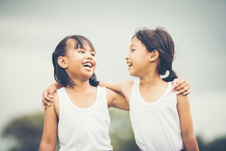 5 Keterampilan Penting untuk Anak Usia 5 Tahun, 1. Membedakan benar dan salah, 2. Memahami perasaan orang lain, 3. Mengatur suasana hati, 4. Menjadi anggota keluarga yang membantu, 5. Menguji keterampilan motorik baru