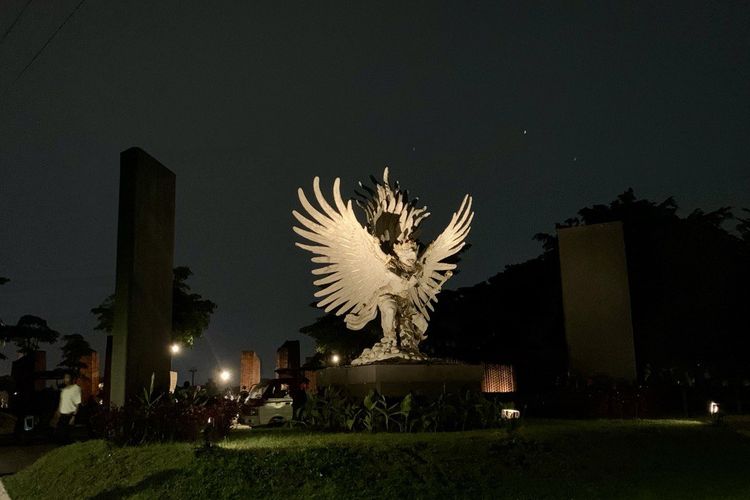 tari kecak di Taman Mini Indonesia Indah, tari kecak TMII, tari kecak di taman mini indonesia indah, tari kecak tmii, potret tari kecak di taman mini indonesia indah, jadwal tari kecak di taman mini indonesia indah, BERITA FOTO: Potret Tari Kecak Taman Mini yang Padat Penonton