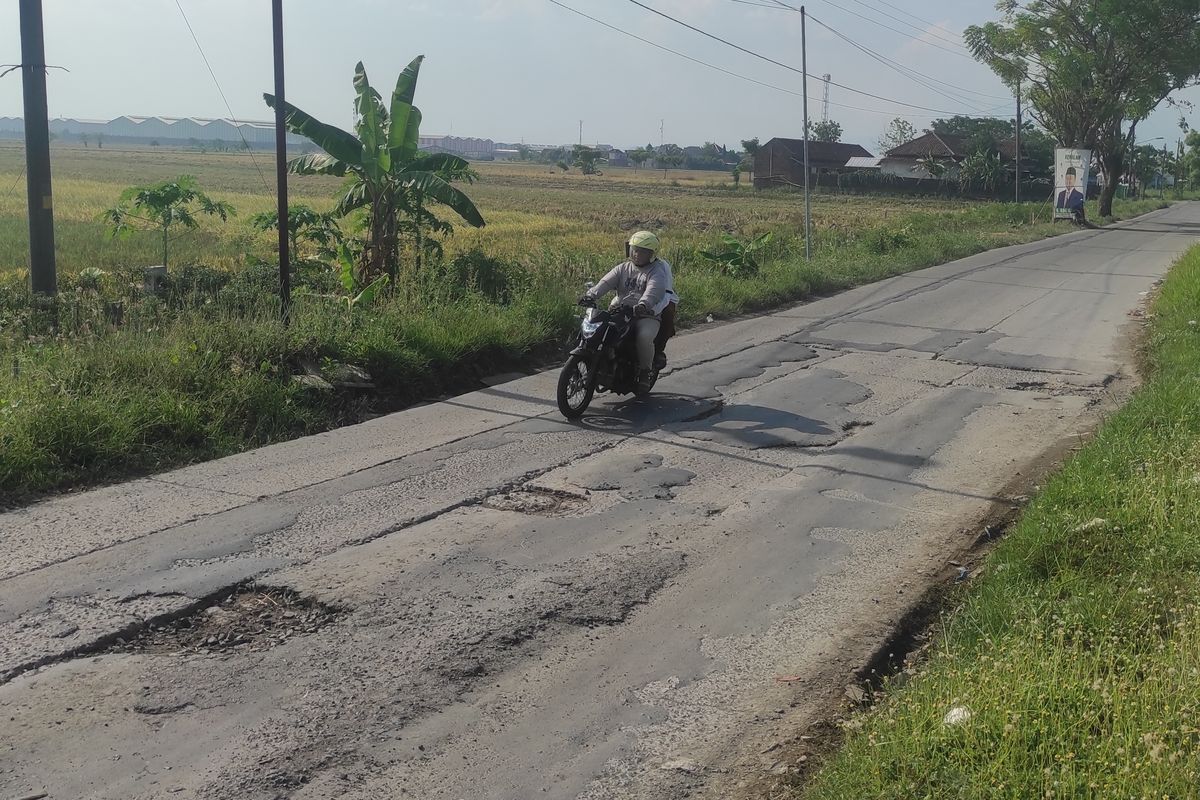 jarak aman, keselamatan berkendara, Victor Assani, jebakan lubang, Kebiasaan Sepele yang Kerap Bikin Pengendara Motor Terperosok Lubang