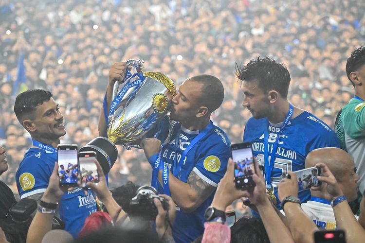 Persib, Liga 1, Persis Solo, Persib Bandung, Bobotoh, Hasil Liga 1, Persib vs Persis Solo, Persib vs Persis, Liga 1 2024-2025, BERITA FOTO: Persib Angkat Trofi Liga 1 2024-2025 di Tengah Invasi Bobotoh