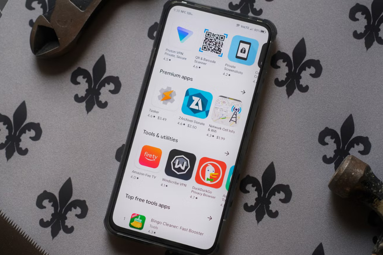 10 Hal Tersembunyi Ini Bikin Baterai Ponsel Boros, Coba Cek, 1. Auto update aplikasi, 2. Sinkronisasi data (sync), 3. Aplikasi cloud, 4. Helper tools, 5. Aplikasi pesan dan email, 6. Search indexing, 7. Backup otomatis, 8. Pemindaian keamanan, 9. Add-on dan browser helper, 10. Layanan media