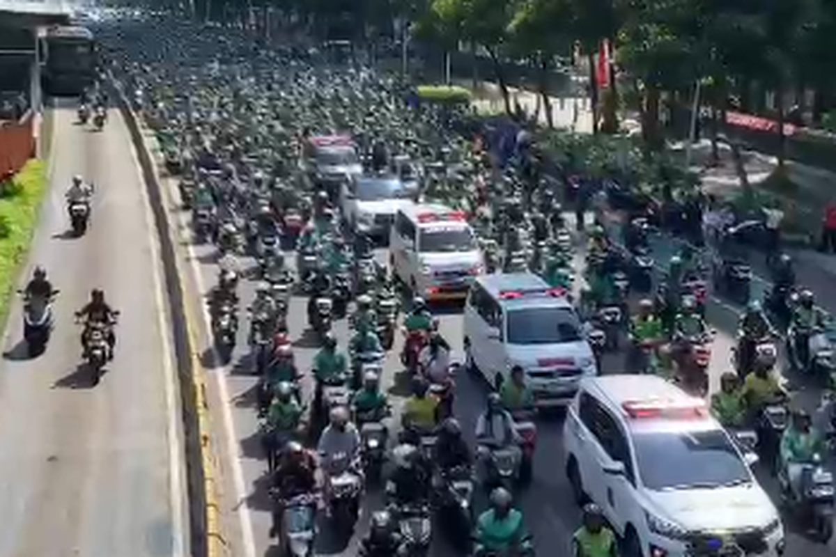 ojol dilindas brimob, ojol dilindas polisi, ojol dilindas mobil brimob, affan kurniawan, ojol dilindas, ojol dilindas mobil rantis, Momen Ribuan Ojol Iringi Pemakaman Affan Kurniawan, Korban Rantis Brimob