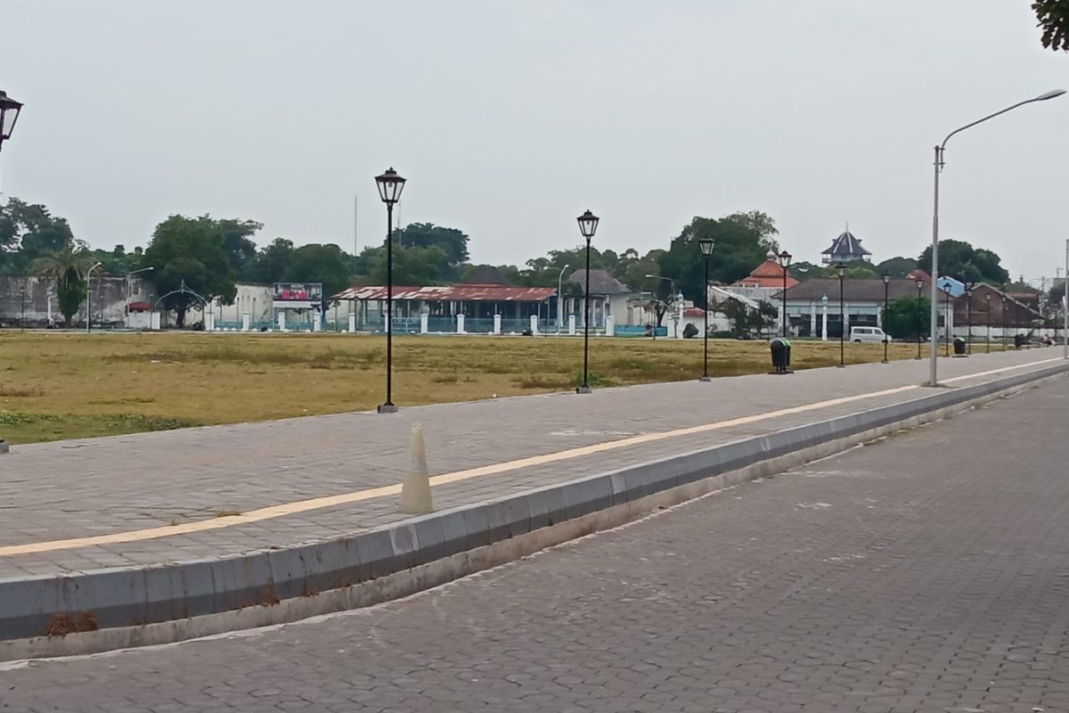 Alun-alun Kidul, Surakarta, Alun-alun Kidul Surakarta, Kota Solo, surakarta, alun-alun kidul surakarta, 4 Aktivitas Seru di Alun-alun Kidul Solo Setelah Revitalisasi, Bisa Kasih Makan Kebo Bule, 1. Jalan-jalan sore keliling alun-alun, 2. Memberi makan kebo bule, 3. Kuliner, 4. Foto-foto, 5. Jalan-jalan hingga ke Keraton atau Pasar Klewer