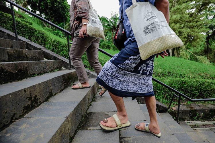 sandal upanat, Sandal upanat, sandal upanat candi borobudur, sandal upanat untuk naik ke Candi Borobudur, sandal upanat borobudur, Alasan Wisatawan Pakai Sandal Upanat untuk Naik ke Candi Borobudur
