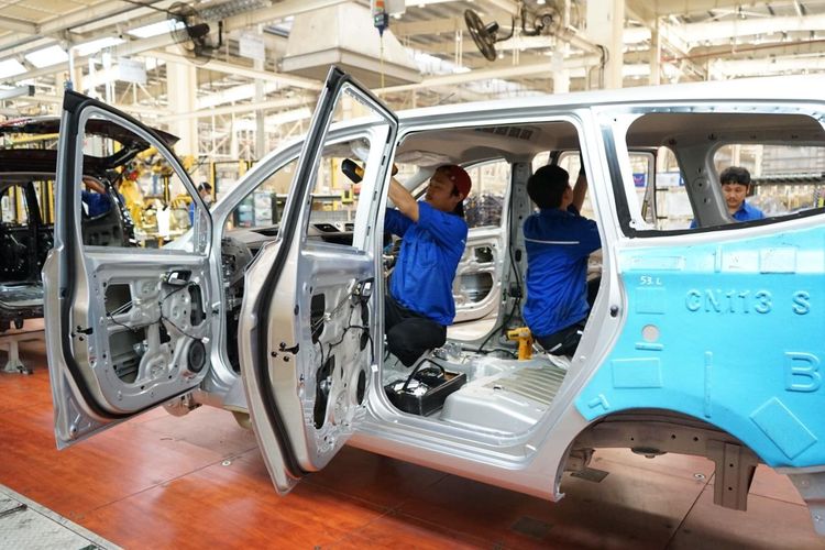Penjualan Mobil, industri otomotif, Kukuh Kumara, kendaraan listrik, Kendaraan Listrik Impor Menghantui Industri Komponen Otomotif, Penurunan Penjualan Kendaraan Roda Empat Memicu PHK di Sektor Otomotif, Penjualan Mobil Terjun Bebas, Dampak Krisis Penjualan Terhadap Industri Komponen, Peran Penting Industri Otomotif dalam Perekonomian, Upaya Antisipasi Pemerintah untuk Menghadapi Krisis
