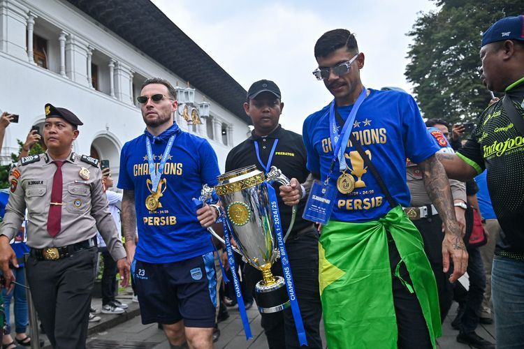 Persib, Liga 1 2024-2025, Persib juara, persib bandung, Berita Foto, Persib Juara, BERITA FOTO: Pawai Persib Juara Liga 1 2024-2025, Bandung Lautan Biru