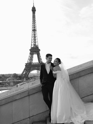 Jennifer Coppen, Justin Hubner, 8 Gaya Prewedding Jennifer Coppen dan Justin Hubner di Paris, Elegan dan Klasik, 1. Gaun ball gown klasik, 2. Gaya rambut, 3. Style Justin Hubner, 4. Veil panjang, 5. Nuansa monokrom yang timeless, 6. Pose editorial dengan tailoring maskulin, 7. Sentuhan soft glam makeup, 8. Gaya berdiri di tangga ikonik