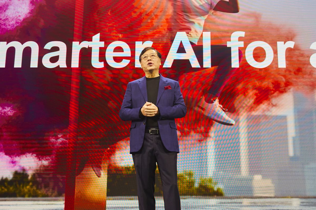 Lenovo, CEO Lenovo, pasar PC, Lenovo Lihat Peluang Besar di Indonesia, CEO Buka Opsi Investasi R&D AI