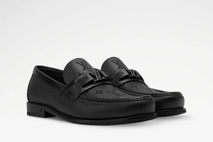 Louis Vuitton, Intip Harga Sepatu Mewah Bupati Gatut yang Disita KPK, Ada Rp 28 Juta, 1. LV Monza Moccasin Hitam, 2. LV Major Loafer Hitam, 3. LV Trainer Sneaker, 4. LV Runner Tatic Sneakers Grey Neon Green