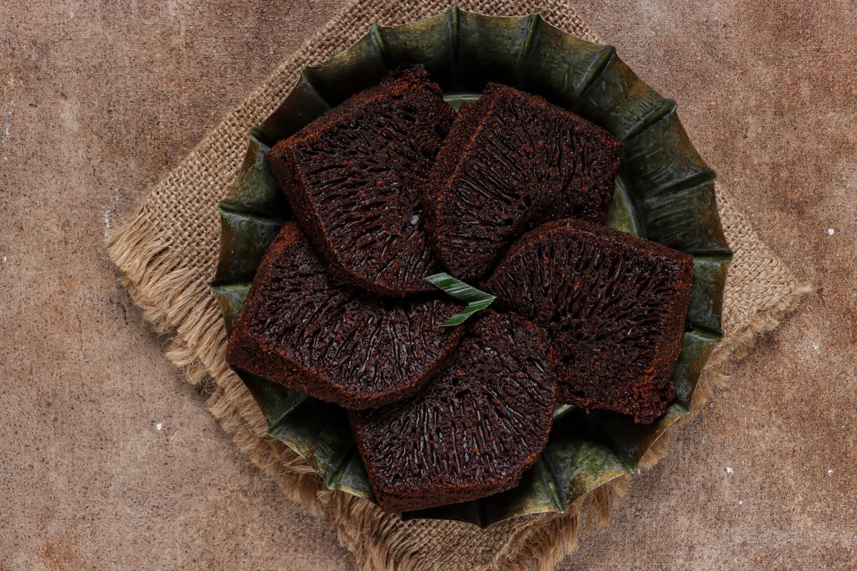 bolu karamel sarang semut, bolu karamel, bolu karamel 4 telur, bolu karamel berpori, bolu karamel tidak pahit, bolu karamel panggang, Cara Membuat Bolu Karamel Sarang Semut 4 Telur, Ini Tips agar Berpori dan Tidak Pahit, 1. Panaskan oven, 2. Membuat sirup karamel, 3. Membuat adonan bolu, 4. Panggang adonan bolu, 5. Tanda jika bolu sudah matang