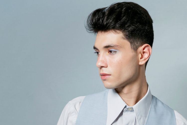 model rambut pria, rambut pria, gaya rambut pria, pompadour, hairstyle pria, crop fade, gaya rambut pria wajah kotak, model rambut pria wajah kotak, messy style hair, rambut pria wajah kotak, rekomendasi model rambut pria wajah kotak, pria wajah kotak, 5 Model Rambut Pria untuk Wajah Kotak dan Rahang Tegas Menurut Ahli