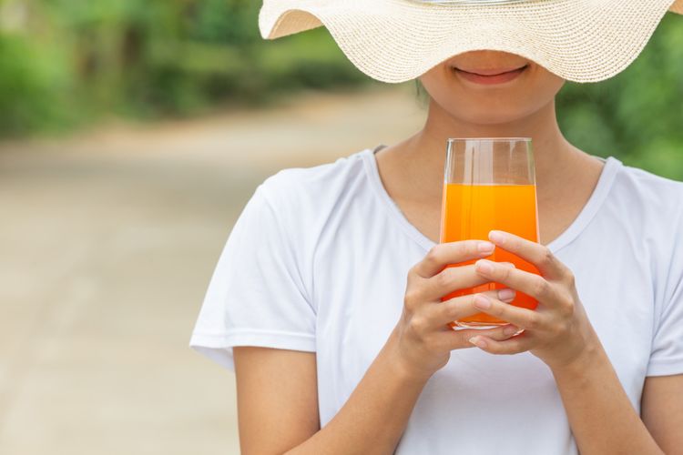 minuman yang baik untuk kulit, minuman yang baik untuk kesehatan kulit, minuman untuk kulit glowing, rektor korea selatan awet muda, minuman untuk kulit, minuman untuk kulit cantik, minuman buat kulit, minuman buat kulit sehat, minuman baik untuk kulit, Video Rektor Korea Selatan Awet Muda Jadi Viral, Ini 8 Minuman yang Baik untuk Kulit, 1. Jus jeruk, 2. Jus kiwi, 3. Jus tomat, 4. Air kelapa, 5. Teh hijau, 6. Jus mentimun, 7. Jus wortel, 8. Jus nanas