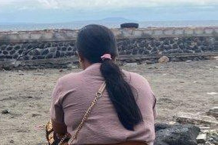 KMP Tunu Pratama Jaya, Matur Piuning, Nunas Baos, Korban KMP Tunu Pratama Jaya, Selat Bali, KMP Tunu Pratama Jaya Tenggelam, Korban kmp tunu pratama jaya, Istri Gelar Ritual demi Kepulangan I Komang Surata, Korban Tenggelamnya KMP Tunu Pratama Jaya, Gelar Matur Piuning di Pelabuhan Gilimanuk, Lakukan Ritual Nunas Baos di Pantai Pebuahan, Kenangan Terakhir Sebelum Kehilangan Kontak, Tradisi Sebagai Wujud Cinta dan Kepasrahan, Data Korban KMP Tunu Pratama Jaya