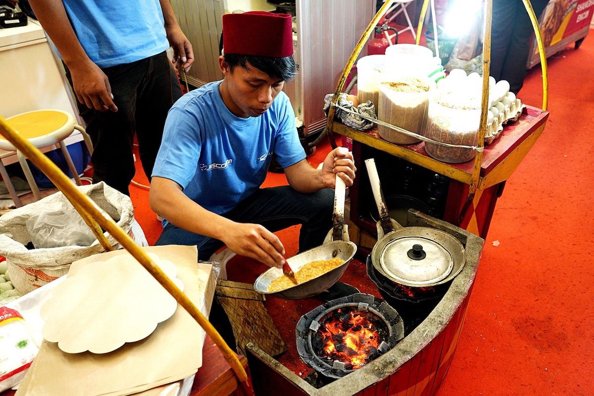 PRJ 2025, Kerak telor, kerak telor, Laksa betawi, laksa betawi, sate padang, toge goreng bogor, makanan di prj 2025, kuliner di prj, 6 Makanan Daerah di PRJ 2025 yang Gugah Selera, Bukan Hanya Kerak Telor, 1. Kerak telor, 2. Laksa betawi, 3. Toge goreng bogor, 4. Sate padang, 5. Pecel Tempe Mendoan, 6. Nasi sambal tempong