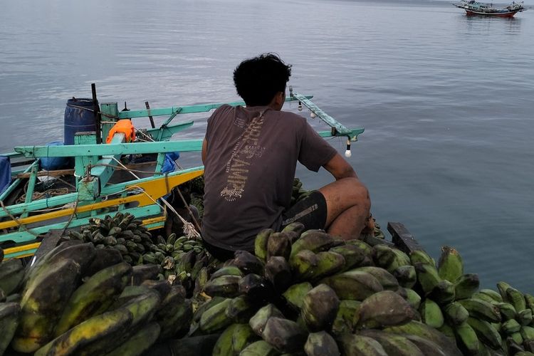 Pulau Enggano, Bengkulu, Pulau Baai, Enggano, pulau enggano, pulau enggano terisolasi, pulau enggano bengkulu, enggano terisolasi, enggano terisolir, pulau baai bengkulu, pulau baai bengkulu pendangkalan, pulau enggano krisis transportasi, pulau enggano pendangkalan laut, ekonomi pulau enggano lumpuh, pulau enggano terisolir 4 bulan, krisis pulau enggano, pulau enggano status darurat,, Harga Pisang Anjlok, Anak Tak Bisa Kirim Uang, Warga Enggano Krisis Ekonomi, Pendidikan, dan Kesehatan, Pendangkalan Pelabuhan, Transportasi Laut Lumpuh, Warung Sepi, Tagihan PDAM Menumpuk, AMAN Bengkulu: Enggano Tidak Baik-Baik Saja!