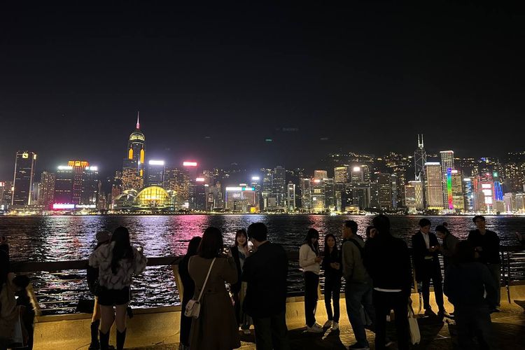 spot wisata gratis di Hong Kong, 4 Tempat Wisata Gratis di Hong Kong, Cocok untuk Foto Instagramable, 1. Bengong di Victoria Harbour, 2. Foto-foto di berbagai spot, 3. Avenue of Stars, 4. Foto estetik di lift