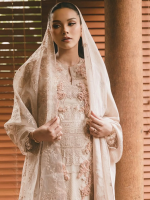Kilau Mewah Perhiasan Alyssa Daguise saat Pengajian 7 Bulanan, Nuansa Rose Gold, 1. Pendant Rose Gold dengan Berlian, 2. Drop Earrings Rose Gold, 3. Double Row Ring Tiffany Knot, 4. T1 Narrow Diamond Hinged Bangle, 5. T1 Ring Rose Gold dengan Berlian