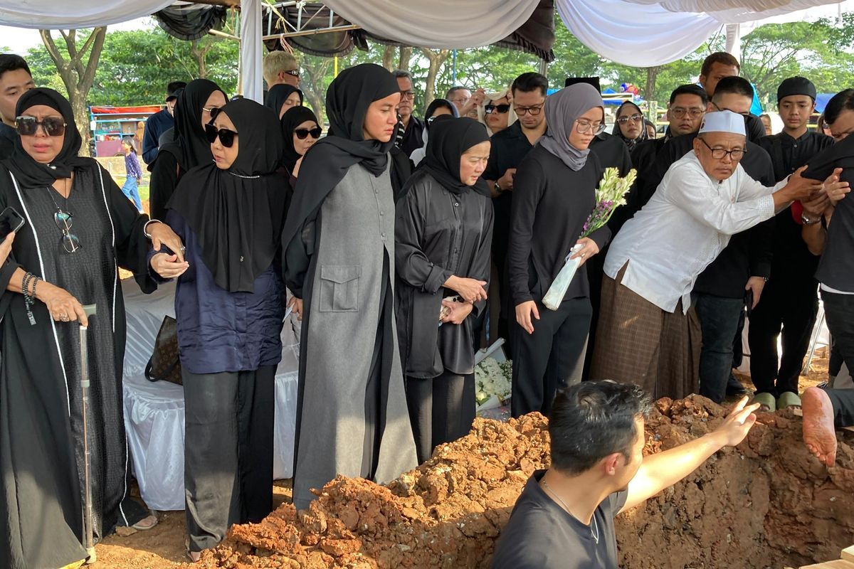 Olla Ramlan, Ibu olla ramlan, ibu olla ramlan meninggal, beradaptasi dengan rutinitas baru setelah orangtua meninggal, proses berduka dan kehilangan, Cara Bangkit dan Menata Hidup Kembali Setelah Kehilangan Orangtua seperti Olla Ramlan, 1. Sadari dan terima semua emosi yang muncul, 2. Ingat bahwa hidup harus terus berjalan, 3. Bangun rutinitas baru setelah kehilangan, 4. Jangan hadapi duka sendirian, 5. Jangan terlalu keras pada diri sendiri