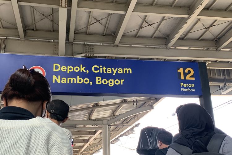 KRL baru, jadwal krl baru, rute krl baru 2025, rute krl lintas bogor, cara naik krl dari stasiun manggarai, Naik KRL Baru CLI-125 di Stasiun Manggarai, Tunggu di Jalur Mana?