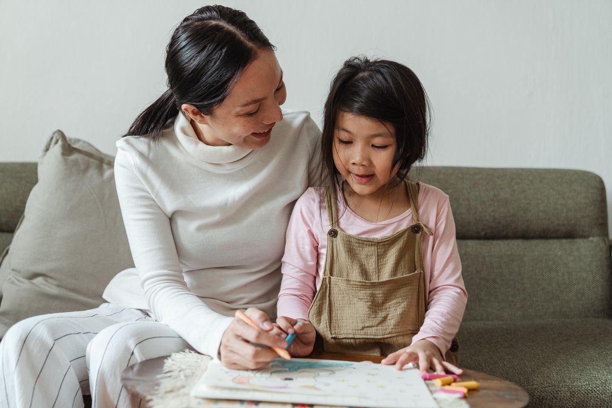 Kartini Modern Bukan Sekadar Kuat, Ini Cara Mendidik Anak Perempuan Tangguh, Kartini modern adalah perempuan yang punya resiliensi, Bahaya jika anak perempuan hanya diajarkan patuh, Membangun percaya diri tanpa validasi orang lain, Tanda anak mulai kehilangan kepercayaan diri, Cara sederhana melatih keberanian sejak di rumah, Kartini modern butuh kompas, bukan hanya sayap