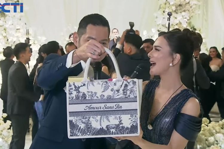 Kenny Austin, Amanda Manopo, amanda manopo menikah, pernikahan amanda manopo, pernikahan Amanda Manopo dan Kenny Austin, amanda manopo menikah dengan kenny austin, isi souvenir pernikahan amanda manopo, deretan souvenir pernikahan kenny dan amanda, 11 Suvenir Pernikahan Amanda Manopo dan Kenny Austin, Ada Emas, 1. Lip gloss, 2. Cleansing oil, 3. Cushion, 4. Minuman suplemen, 5. Body wash, 6. Sunscreen, 7. Parfum, 8. Logam mulia, 9. Gelang atau charm, 10. Tumbler, 11. Alat elektronik