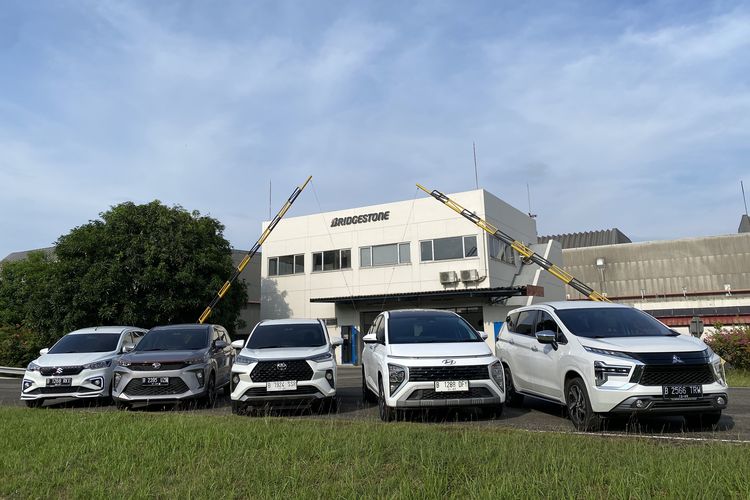 BYD Atto 1, mobil listrik murah, Toyota Avanza, penjualan mobil November 2025, BYD Atto 1 vs Toyota Innova: Pertarungan Mobil Terlaris November 2025