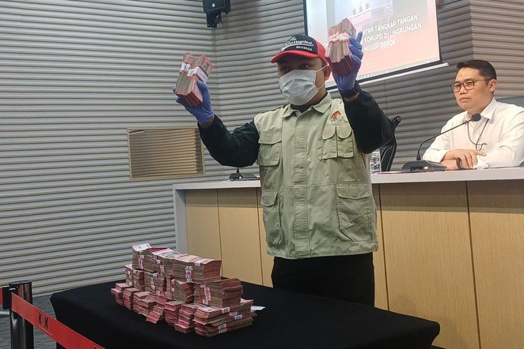 Depok, Bambang Setyawan, I Wayan Eka Mariarta, Profil I Wayan Eka Mariarta dan Bambang Setyawan, Ketua dan Wakil Ketua PN Depok yang Jadi Tersangka Kasus Sengketa Lahan
