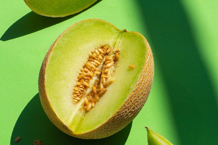 buah, sampah dapur, kulit buah, Jangan Dibuang! Ini 7 Cara Mengolah Kulit dan Biji Buah di Rumah, 1. Menyulap Kulit Semangka Menjadi Acar atau Tumisan, 2. Mengeringkan dan Memanggang Biji Melon, 3. Membuat Selai dari Kulit Apel dan Pir, 4. Memanfaatkan Kulit Jeruk sebagai Perasa Alami (Zest), 5. Membuat Kripik Renyah dari Kulit Mangga, 6. Membuat Kaldu Manis atau Sirup dari Sisa Inti Buah (Fruit Cores), 7. Mengolah Menjadi Pupuk Kompos Berkualitas Tinggi