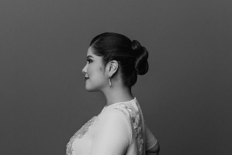 Annisa Pohan, maternity shoot, 9 Gaya Maternity Shoot Annisa Pohan di Kehamilan Kedua, Serba Monokrom, 1. Tampil serba hitam, 2. Rambut panjang bergelombang, 3. Makeup natural, 4. Gaun body fit, 5. Kompak dengan putri pertama, 6. Berpose bersama pasangan, 7. Berganti busana longgar warna terang, 8. Gaya rambut disanggul, 9. Pose profil samping yang klasik